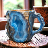 Kaffekrus med innfelte mineralkrystaller