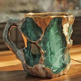 Kaffekrus med innfelte mineralkrystaller