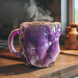 Kaffekrus med innfelte mineralkrystaller